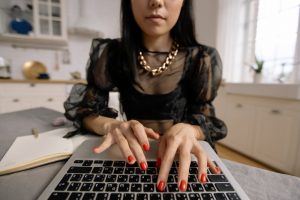 Read more about the article Online Scammers Are Even More Widespread in the Holiday Season – Here’s Why!
