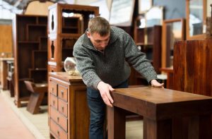 Read more about the article Used Furniture Buyers in UAE Are the Ideal Option for Your Empty Retail Space