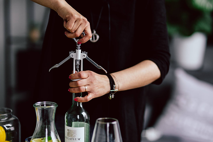 Read more about the article How to Open a Bottle of Wine with a Screwdriver: Best Expert tips