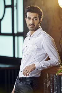 Read more about the article How To Dress Up Jeans with a Printed Shirt For Men?