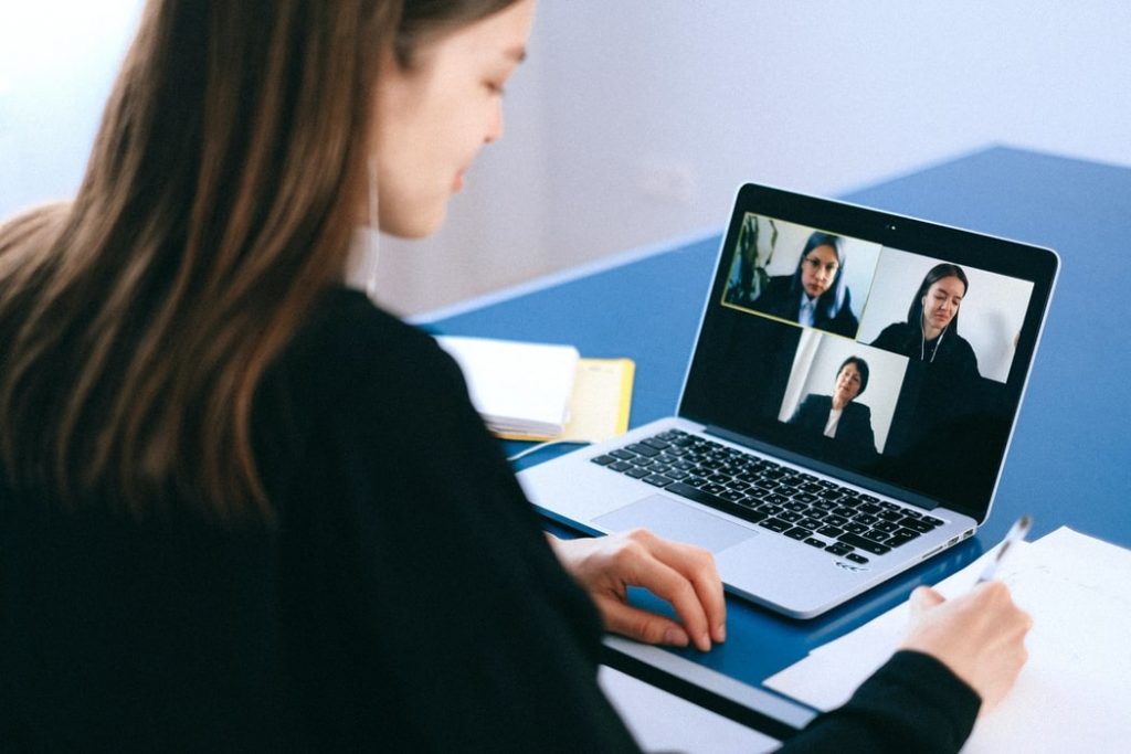 Read more about the article What Are the Key Advantages of Hiring an Online Coaching Service?