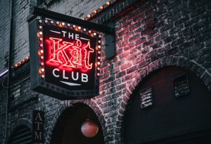 Read more about the article 5 Unmissable Benefits of Illuminated Signage