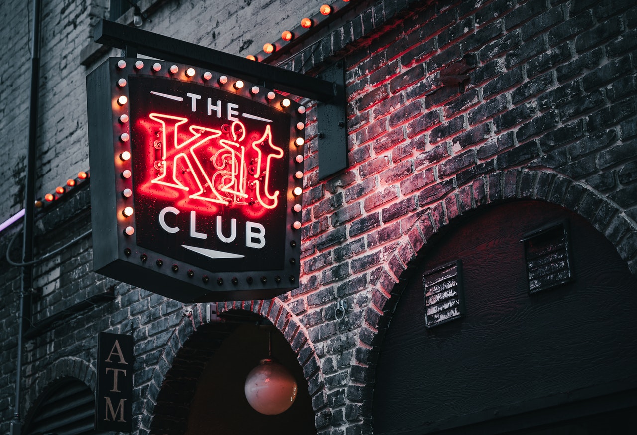 Read more about the article 5 Unmissable Benefits of Illuminated Signage