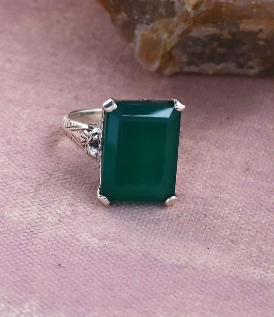 Read more about the article Reasons Why You Need An Onyx Jewelry In Your Collection